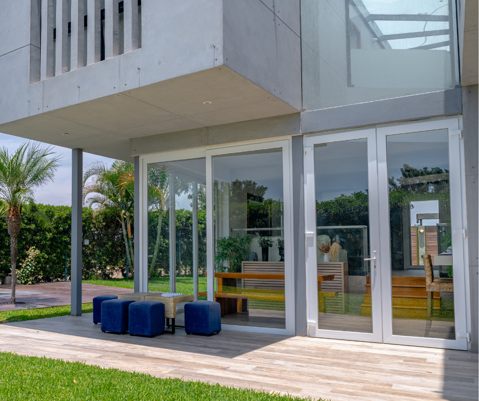 Sistema de puertas batientes de PVC de doble hoja y mampara corrediza en casa de playa de diseño moderno en Asia, Lima. Carpintería de alta gama Swedish House.