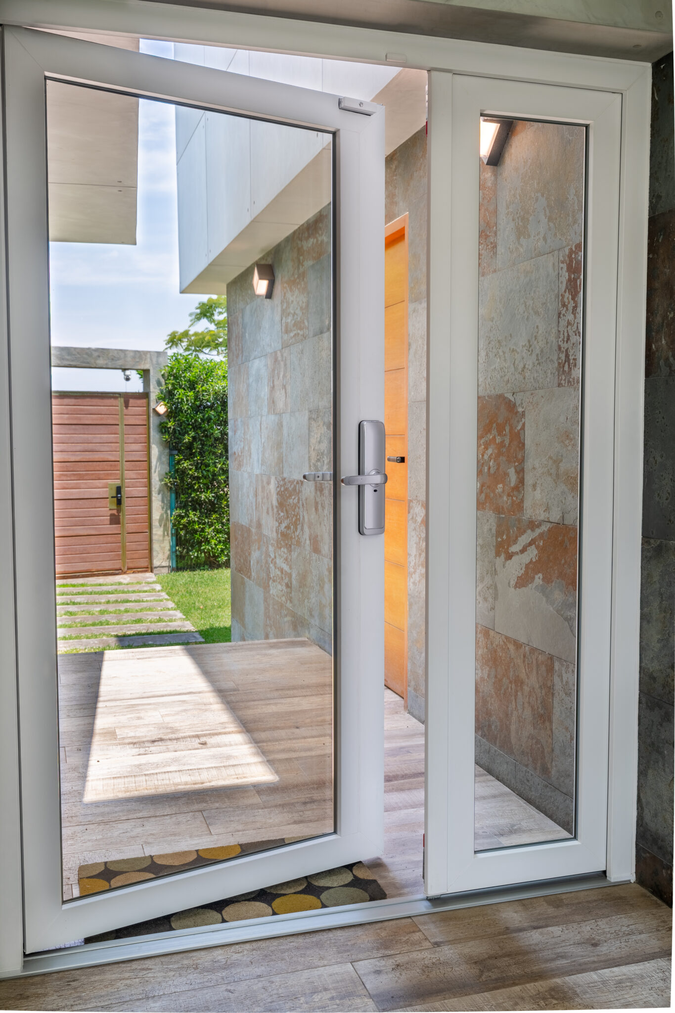 Puerta Batiente en PVC - Instalada en 2022