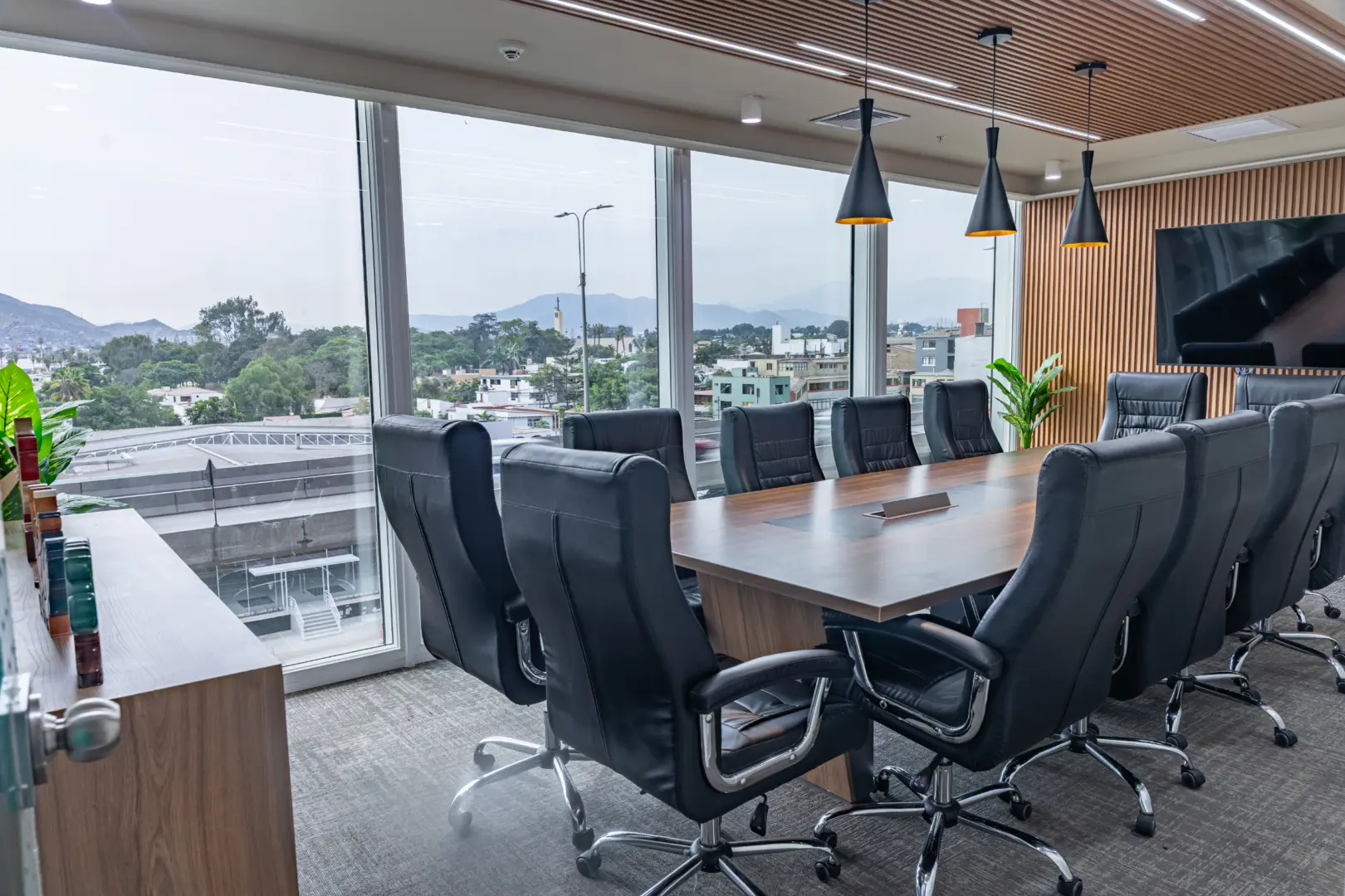 Sistema de muros cortina y ventanas de PVC para oficinas modernas. Aislamiento acústico para salas de reuniones por Swedish House en Lima.