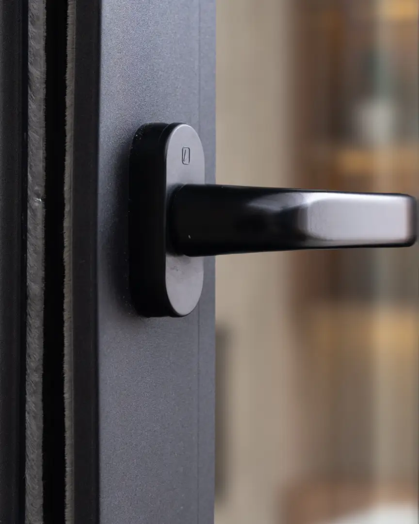 Manija de alta seguridad en negro mate para ventanas de PVC. Herrajes europeos y accesorios de diseño minimalista por Swedish House en Lima.