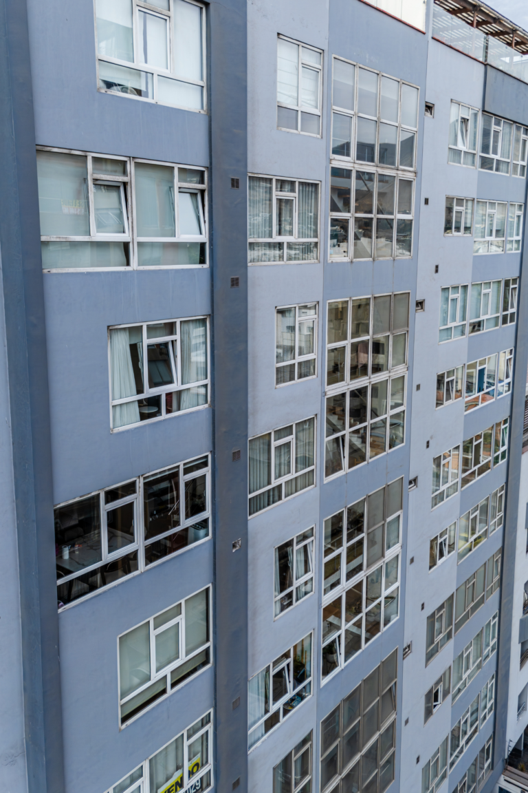Edificio con ventanas PVC