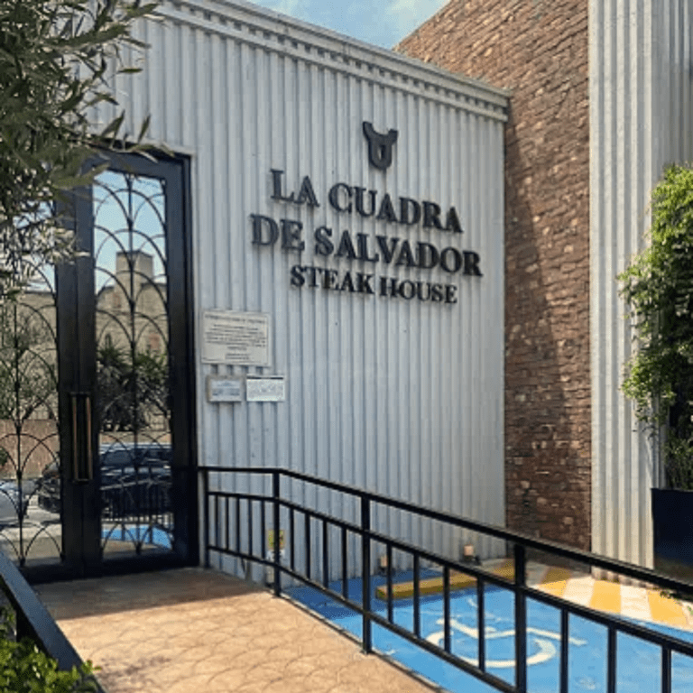 La Cuadra de Salvador · Puertas batientes