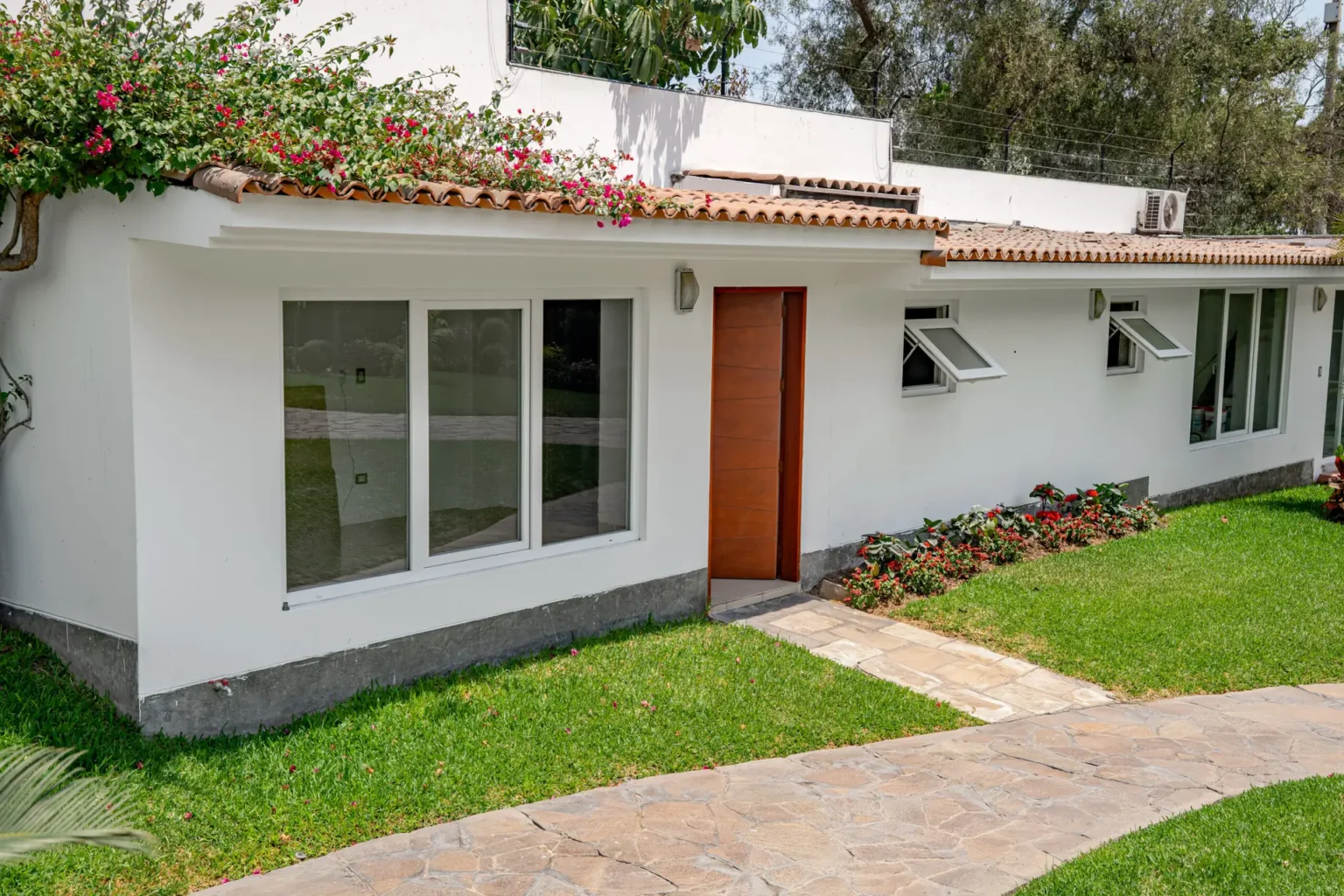 Ventana antiruido de PVC cerrada en una vivienda de Lima, con el vidrio laminado que reduce el ruido de la calle