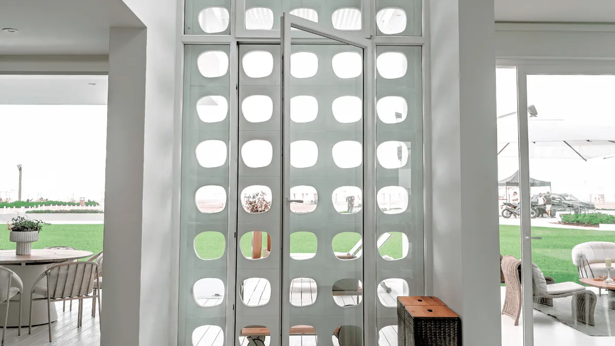 Casa de playa en Asia con paños fijos y puerta batiente de PVC
