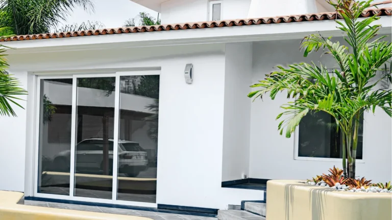 Mampara corrediza de PVC en la fachada de una casa