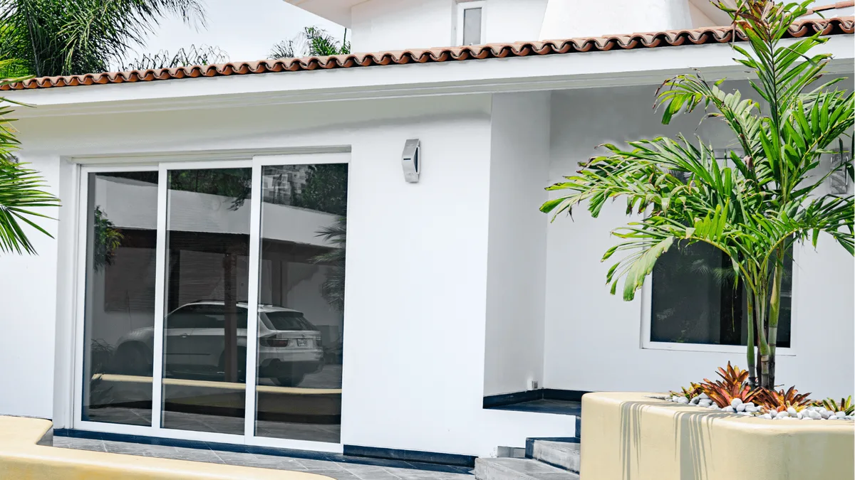 Mampara corrediza de PVC en la fachada de una casa