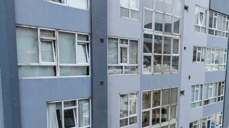 Edificio en Miraflores con ventanas de PVC blancas