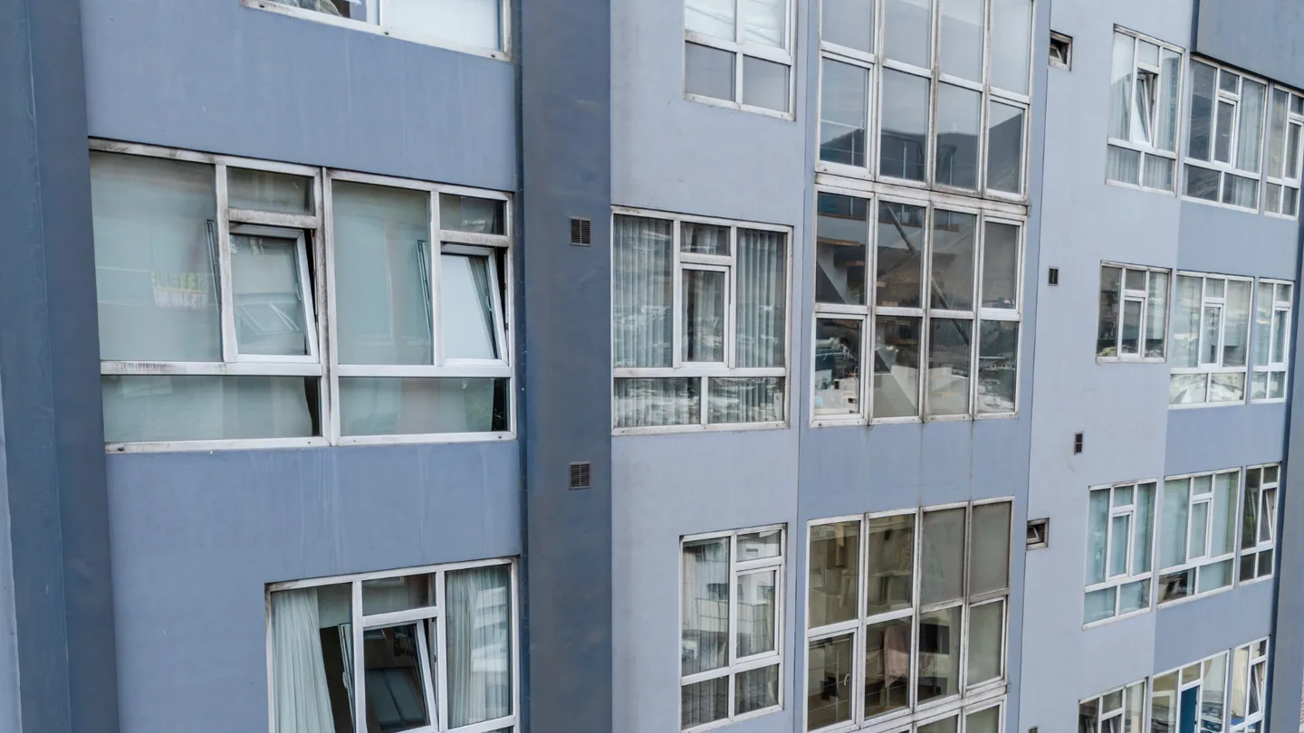 ¿Cuánto dura una ventana de PVC? Vida útil, sol y mantenimiento