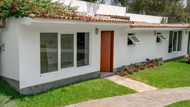Casa de un piso en Lima con ventanas de PVC que dan al jardín
